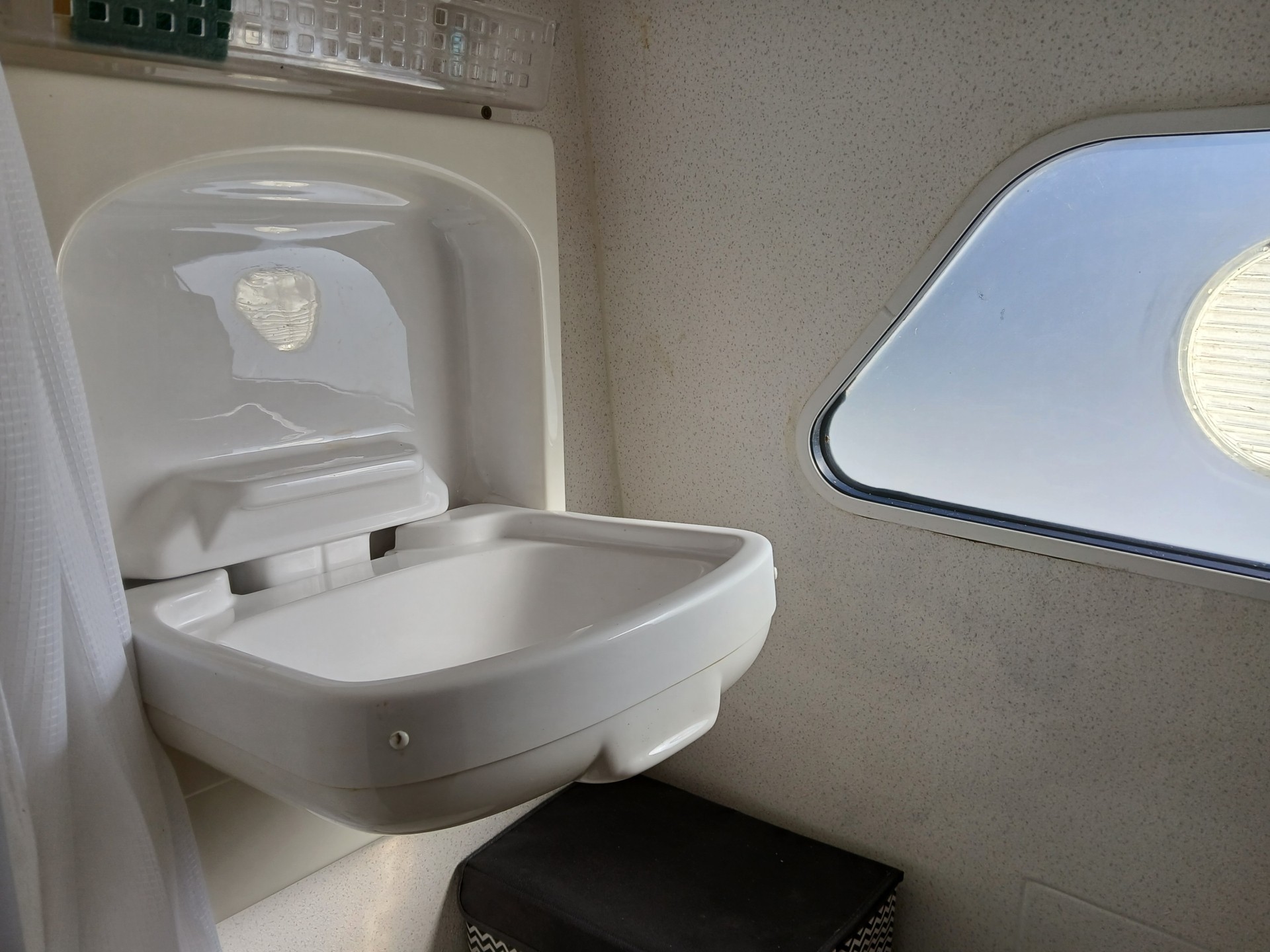 bathroom-sink